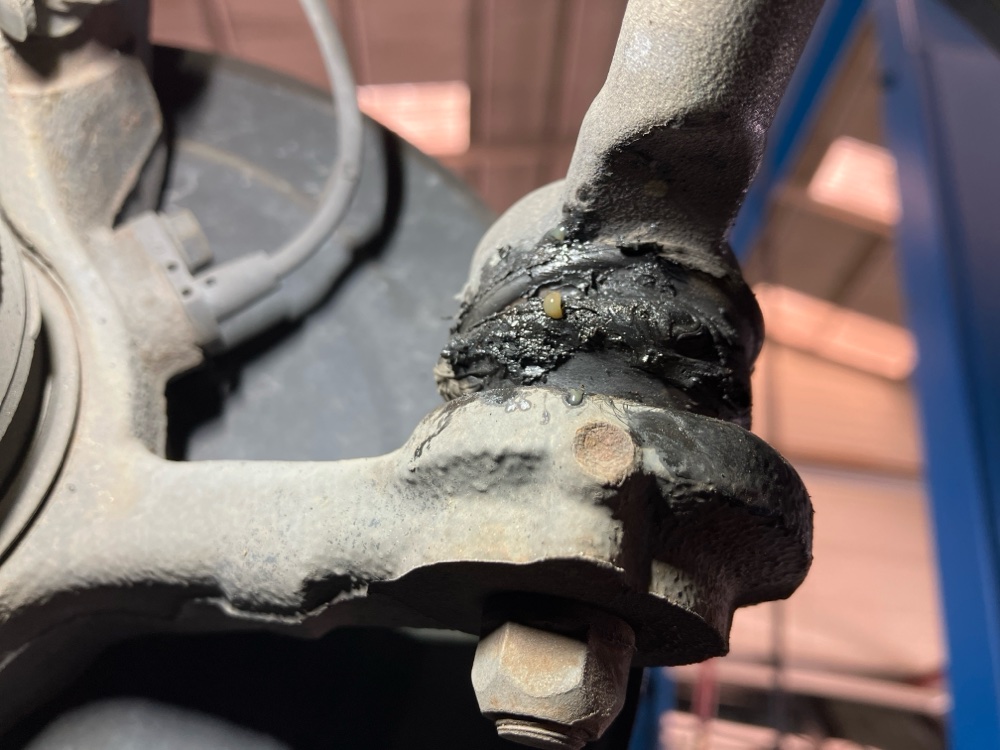日野市　八王子市　タイロッドエンドブーツ　破れ