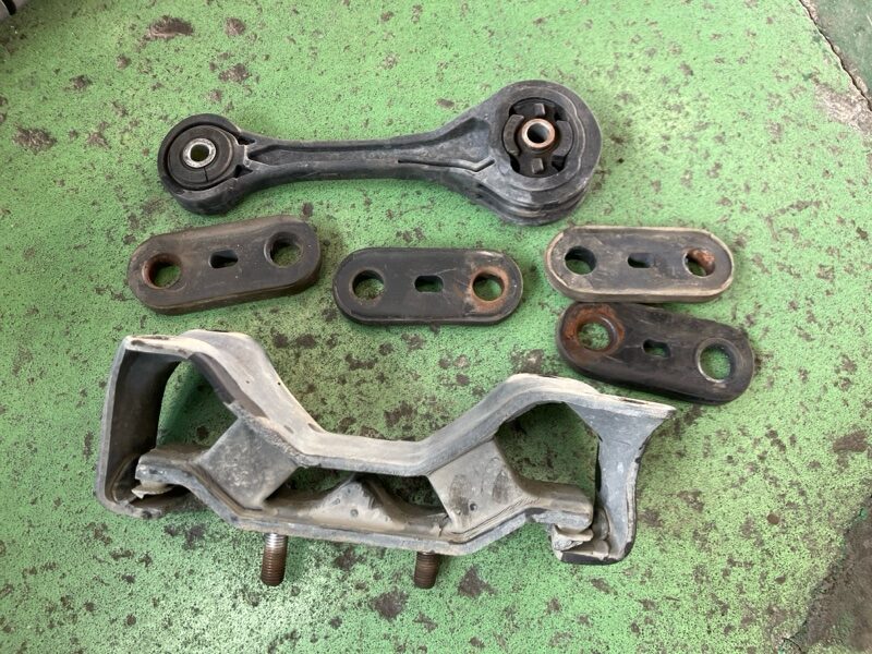 スバル レガシィB4 BLE ミッションマウント亀裂 経年劣化によるゴム破損